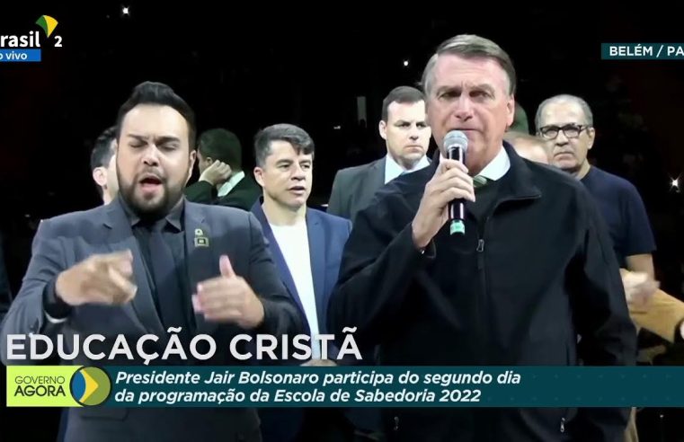 Presidente Bolsonaro é recebido com alegria na Escola de Sabedoria em Belém