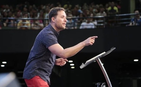 Pastor André Valadão prega sobre diluvio em Gêneses e extrema esquerda o acusa de crime de homofobia