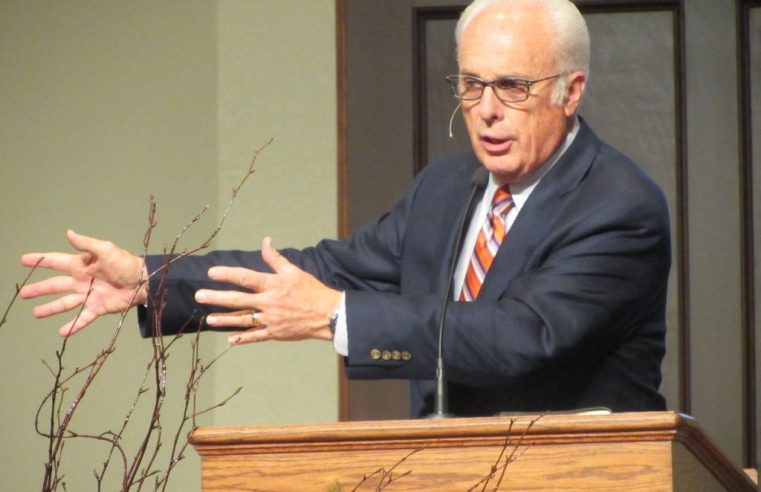 Pastor John MacArthur diz que gesto de Kamala ao expulsar cristãos prova que Jesus não está lá