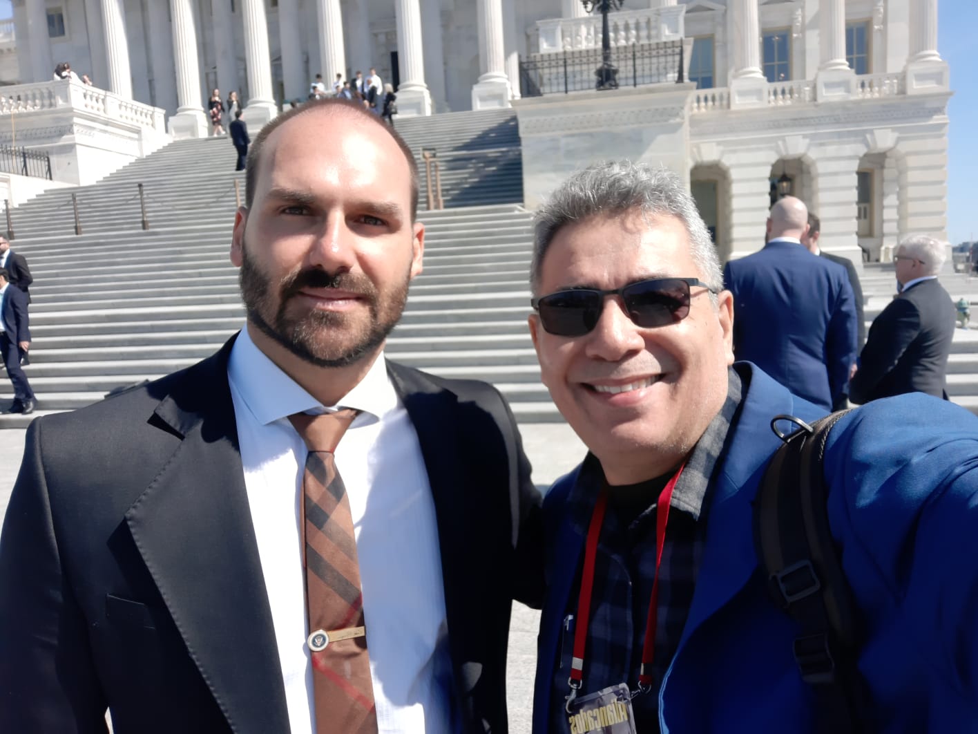 O Deputado Federal Eduardo Bolsonaro tomou uma difícil decisão na sua vida pública, de ficar definitivamente nos EUA e se licenciar do cargo sem remuneração.