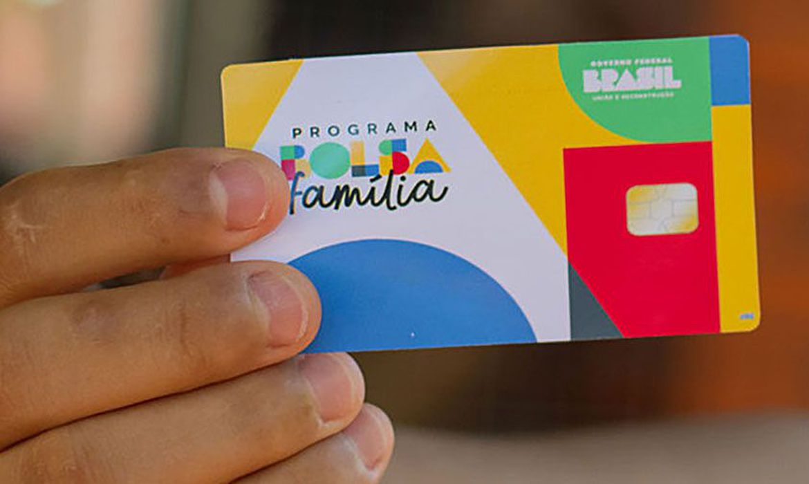 Bolsa Família perde 1 milhão de beneficiários; entenda os cortes