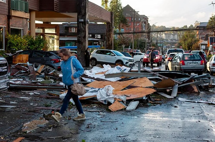 Tornado atinge cidade no Chile e deixa rastro de destruição