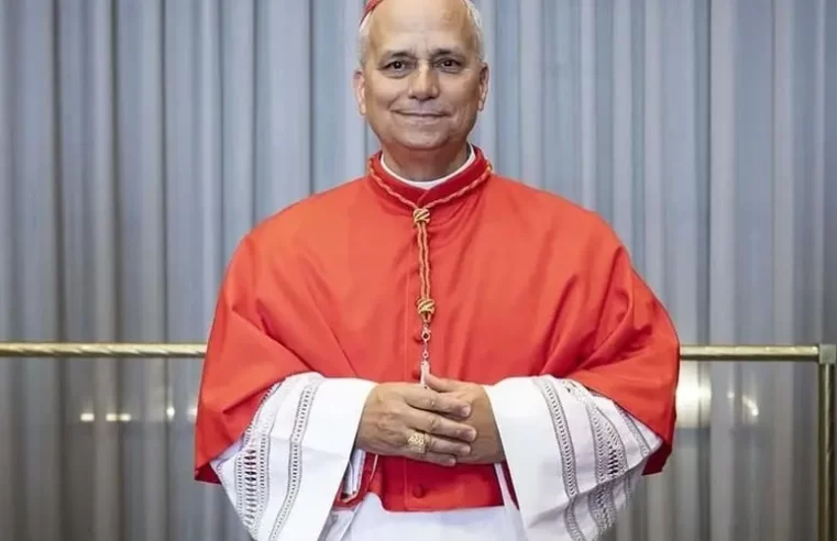 O cardeal protodiácono, Dominique Mamberti, anunciou ao mundo o nome do novo pontífice