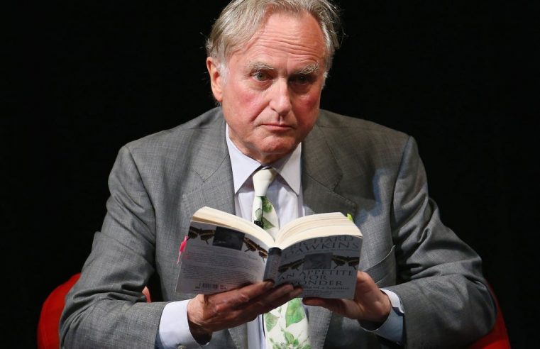 Biólogo inglês Richard Dawkins assinou uma declaração contra transição de gênero em crianças