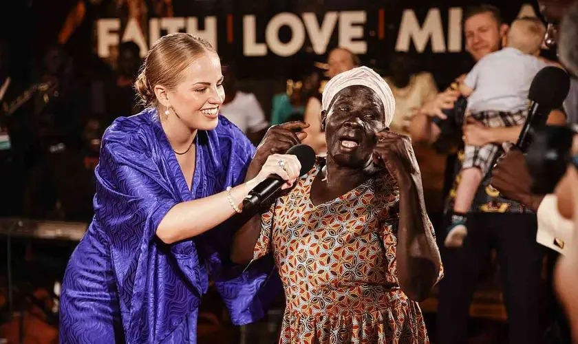 Mulher surda e cega é curada em cruzada evangelística na África