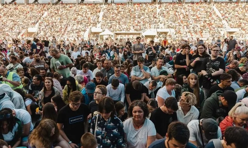 Milhares de pessoas aceitam Jesus em estádios na Europa: ‘O avivamento está se espalhando’